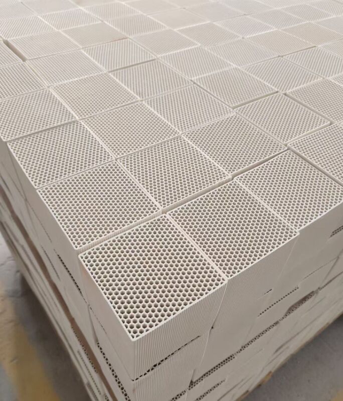Densidad de agujero de panal de miel optimizada Panal de miel mullite ladrillo de corindón para maximizar la eficiencia del intercambio de calor Material refractario