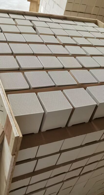 Densidad de agujero de panal de miel optimizada Panal de miel mullite ladrillo de corindón para maximizar la eficiencia del intercambio de calor Material refractario